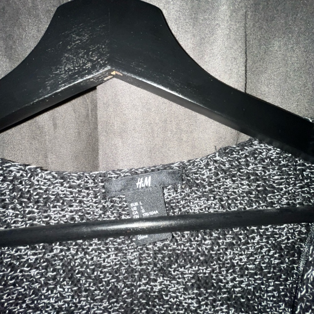 H&M Women's Black V-Neck Sweater - Picture 4 of 4